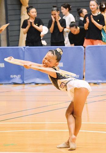 新体操でポーズを決める児童