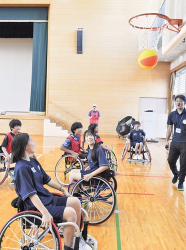 シュートを決める生徒ら
