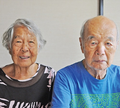 場所や時間は違えど空襲を経験した記憶を辿る野中妙子さん（左）と美久さん