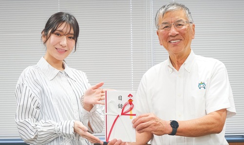 上福選手（左）と鈴木市長