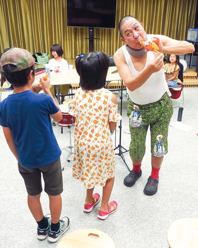 子どもたちとセッションする石川さん（提供）