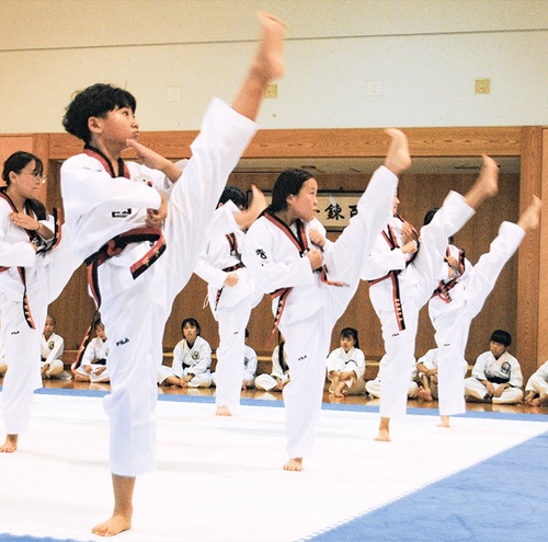 鋭い蹴りを見せる韓国・保寧市から来た子どもたち