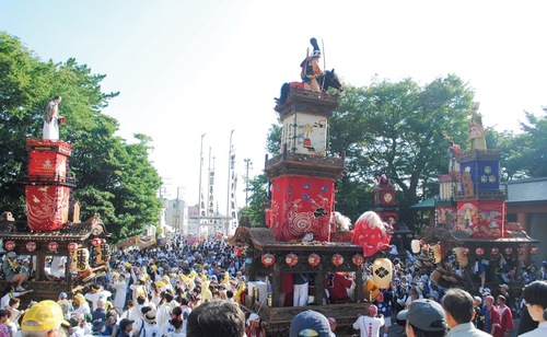 巨大な山車と氏子や来場者でにぎわう境内