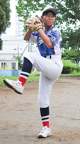 投球フォームに入る鈴木さん＝15日、烏森公園で