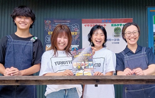 実行委の齋藤さん（中央左）有村さん（同右）と協力するカフェのスタッフ