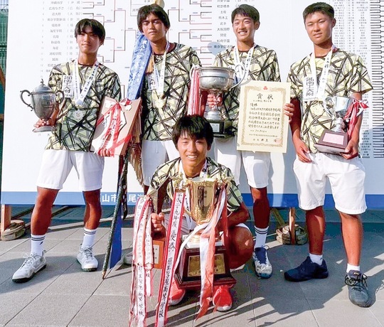 優勝トロフィーを手に喜びを見せるメンバー＝同部提供