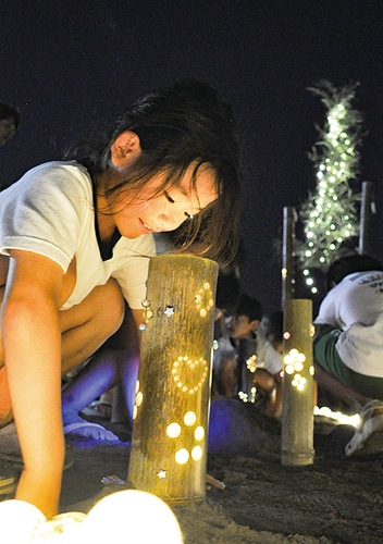 温かな明かりに照らされ、笑みを浮かべる子ども