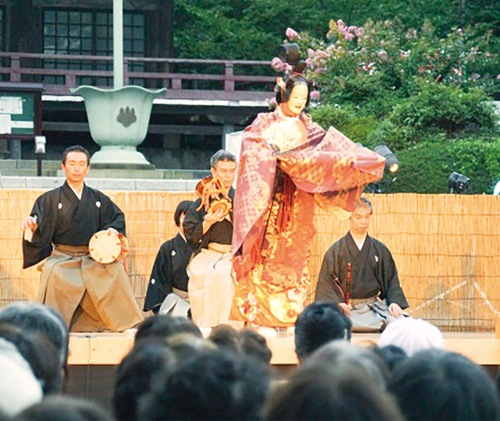 過去に披露された遊行寺薪能＝かながわ信用金庫提供
