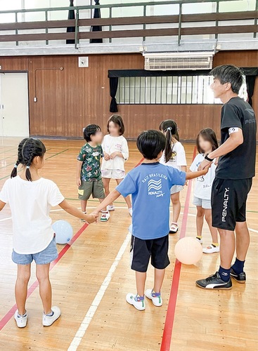 風船を使って体を動かす子どもたち＝県提供（６日撮影）