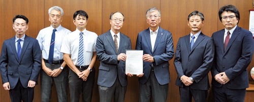 鈴木市長（中央右）に要望書を提出した伊澤会長（中央左）ら