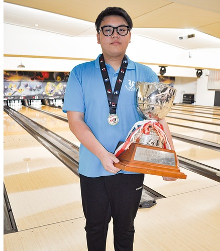 優勝トロフィーを手にする須田さん