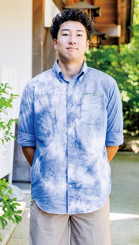 完成したばかりの藍染めワイシャツ＝チーム提供