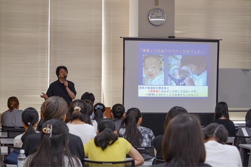 参加者にＮＩＣＵの説明をする豊島さん