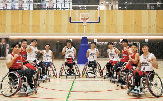 ＶＡＮＧＵＡＲＤＳの選手たち＝先月28日、善行で