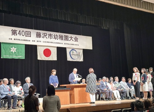 表彰される永年勤続者