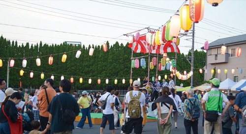 やぐらを見物する来場者＝30日