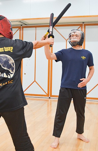 堂々した立ち振る舞いで刀を交える櫻井さん（右）