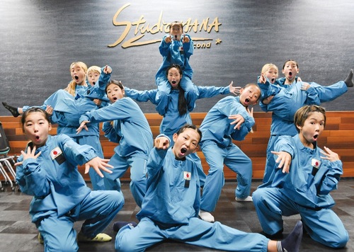 世界初優勝をつかんだ「ＭＯＮＳＯＯＮ！」のメンバーたち