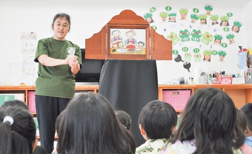 紙芝居に夢中になる子どもたち