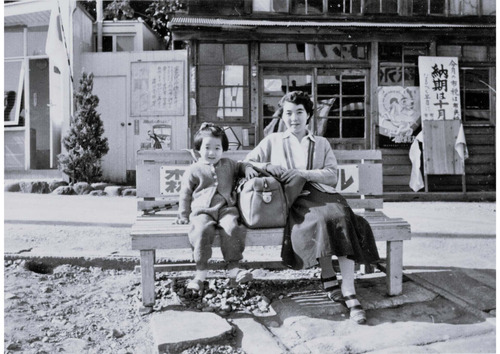 江ノ電鵠沼駅前のベンチでくつろぐ親子（1955年）