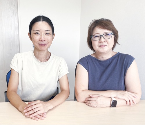 ホームスタート事業を始めるおやこえっせの前田代表（右）と菊地さん