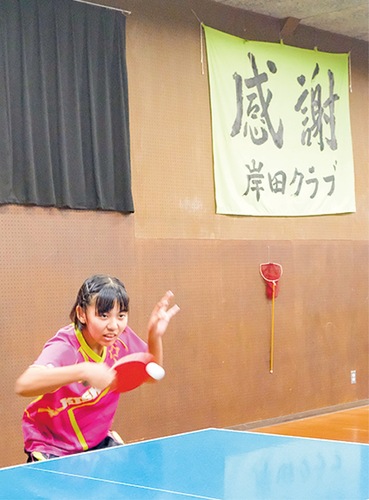 「感謝」の文字が壁に大書された岸田クラブでラリー