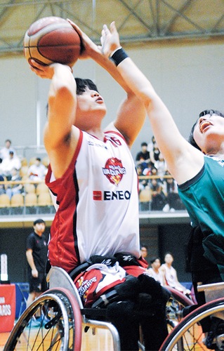 シュート体制に入る選手（左）