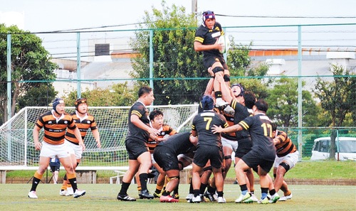 リフトアップでボールをキャッチする選手