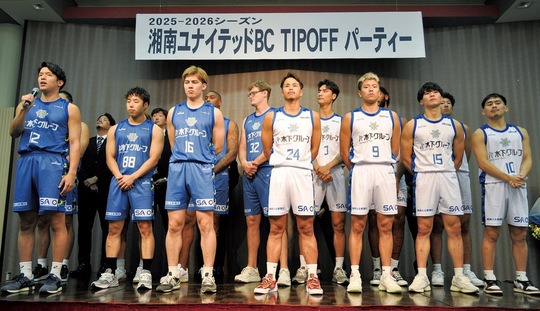 関係者やブースターらの前で壇上に上がり、今季に向けた意気込みを語る内田キャプテン（左）と選手、コーチ陣＝11日、藤沢市民会館で