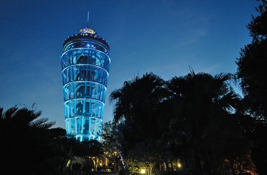 青色にライトアップされた江の島シーキャンドル＝23日夜