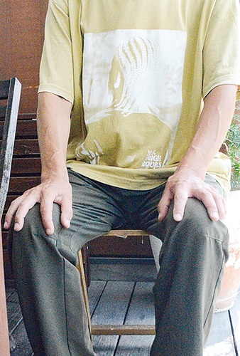 被害を語る市内在住の60代男性