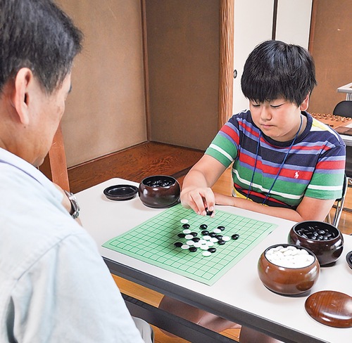 元世界王者の河村さん（左）から指導を受ける石田さん