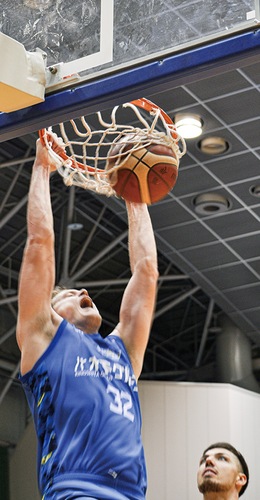 豪快なダンクを決めるジェイコブ・ポラコヴィッチ選手