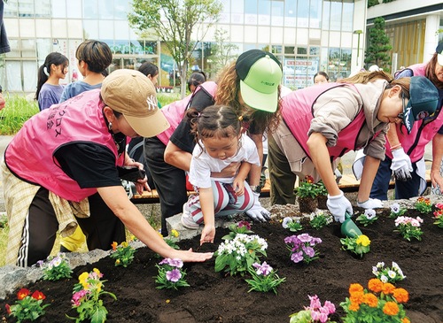 新花壇に花を植える園児