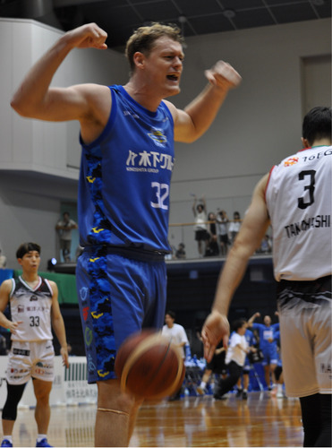 得点後、喜びを露わにするジェイコブ・ポラコヴィッチ選手＝先月28日、岐阜戦