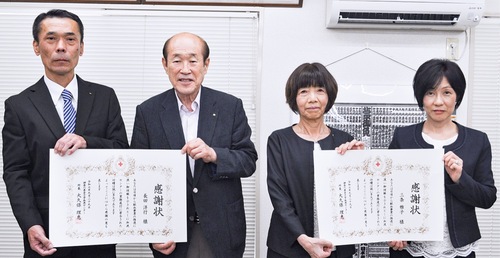 長田部長（左）と三条企画室長（右）ら