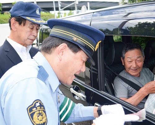 来庁者にスローガンを読む笠原署長