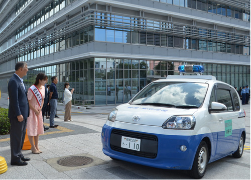 青パトを見送る鈴木市長ら