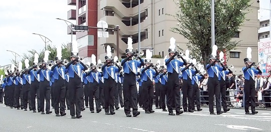 パレードで行進する「White Shooting Stars」＝実行委員会提供（昨年）