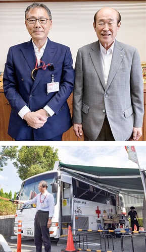 石田局長（左）と最上社長＝上写真＝、献血バス
