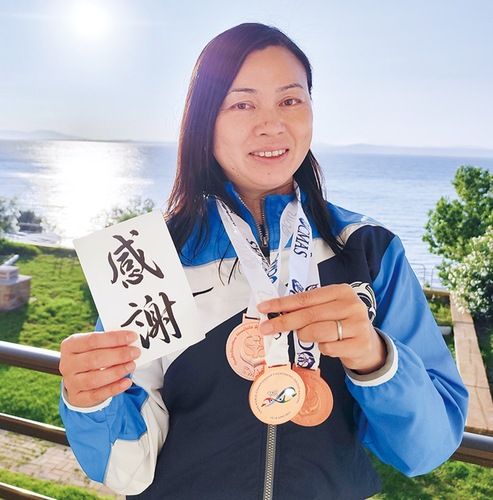 エーゲ海の日の出とともに３つの銅メダルを掲げる兼田さん＝本人提供