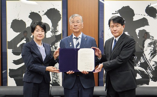 鈴木市長（中央）と有馬署長（左）、笠原署長