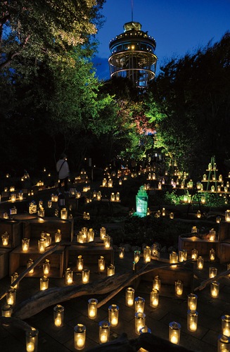 江の島シーキャンドルをバックに灯るろうそく