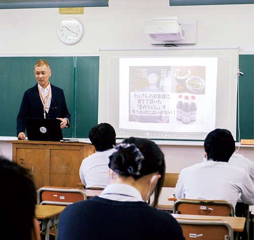 西嶋さんの話を聞く高校生ら