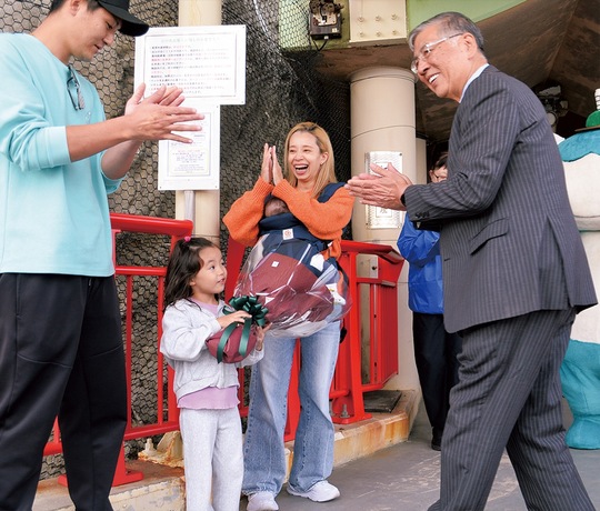 鈴木市長から記念品などを受け取った中山さん一家