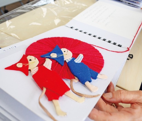 手触りの違う素材を組み合わせてイラストを表現