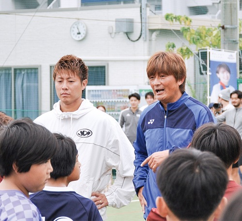 コーチ役を務めた柿谷さん（左）と岩本さん