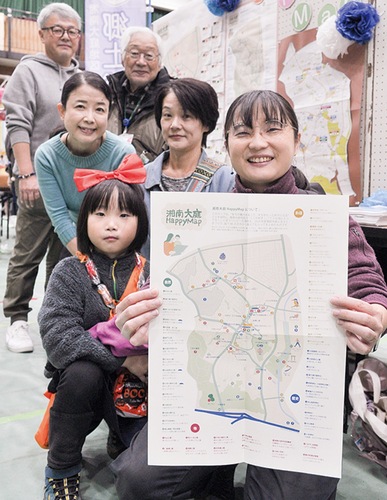 地図を手にする梅原さんとメンバーら