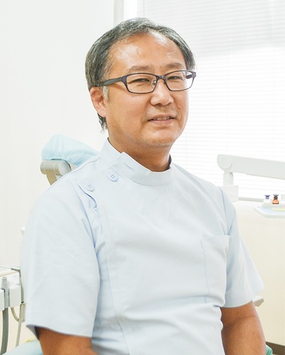 インタビューにこたえる若杉理事