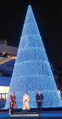 点灯式に登場した美術家・奥中章人さん（左）、桜田さん（中央）